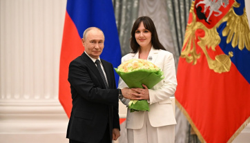 Владимир Путин наградил премией выпускницу Гнесинки Алину Черташ