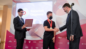 Поздравляем старшего преподавателя кафедры музыкальной звукорежиссуры Василия Сиденко с победой на Национальном открытом чемпионате творческих компетенций ArtMasters (компетенция «звукорежиссер», 1 место)